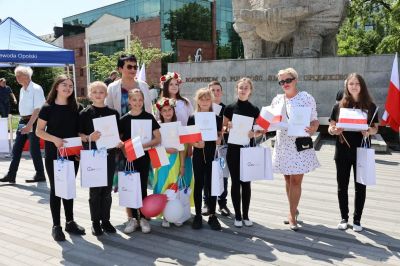 Wojewódzkie Święto Flagi uświetnione przez  uczniów Szkoły Podstawowej w Krasiejowie