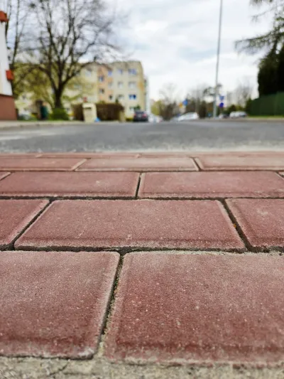 Wyższy standard bezpieczeństwa na osiedlu przy ul. Sikorskiego – progi zwalniające po modernizacji