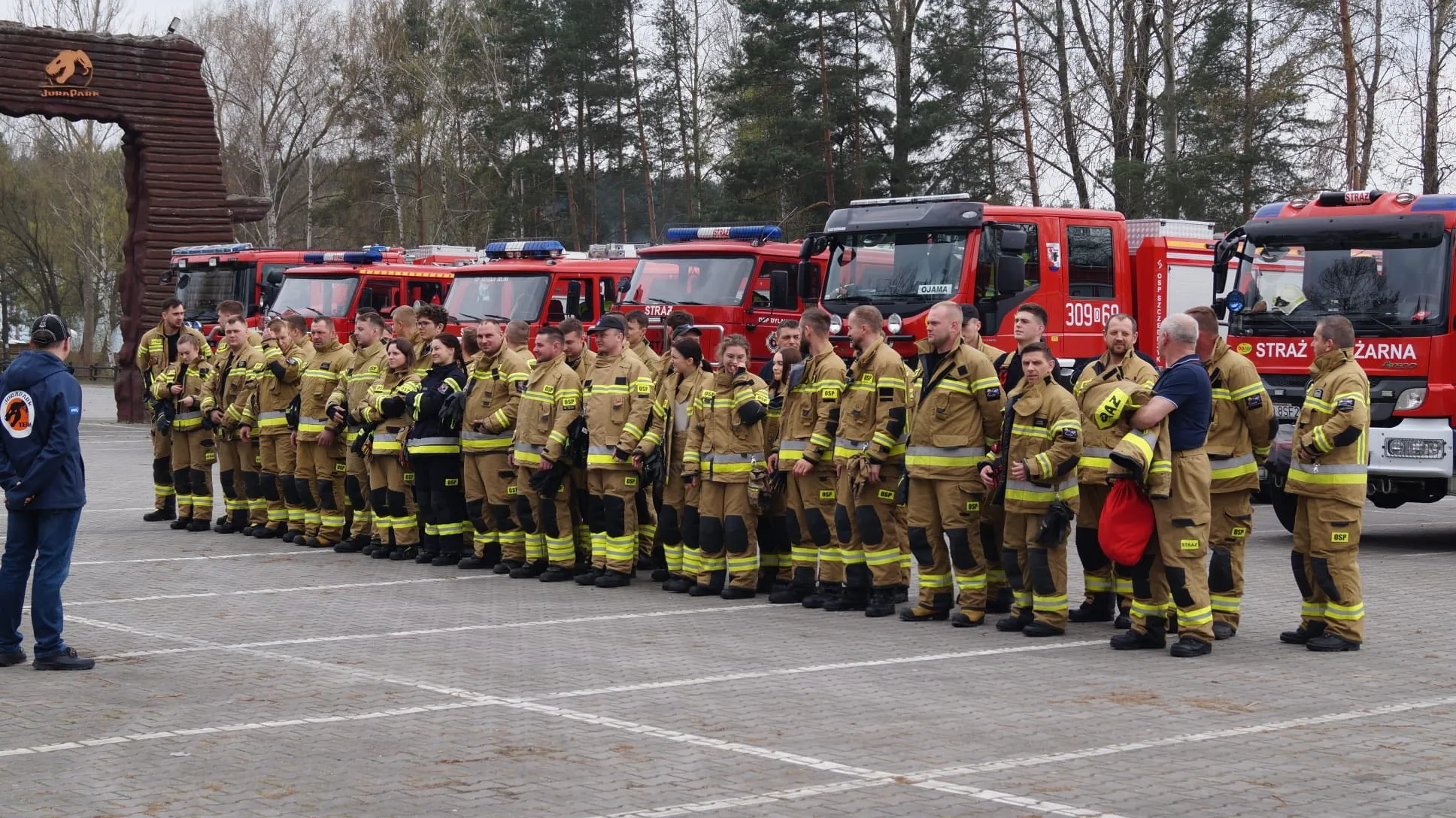 Strażacka mobilizacja w krainie dinozaurów. Ćwiczenia jednostek OSP w JuraParku Krasiejów