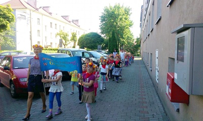 Słodki spacer przedszkolaków