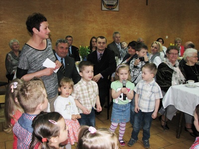W przedstawionym po polsku i po niemiecku programie artystycznym, złożonym z piosenek i wierszy dedykowanych rodzicom, wystąpiły dzieci z Przedszkola Publicznego oraz Szkoły Podstawowej w Szczedrzyku