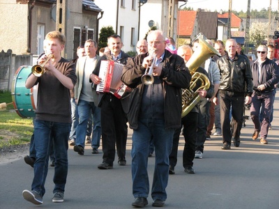 Później uczestnicy uroczystości przeszli z muzyką na plac za świetlicą wiejską