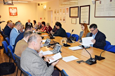 XIII Sesja Rady Miejskiej w Ozimku: oceniono funkcjonowanie jednostek OSP oraz działalność OIiPS  