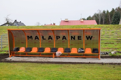 Montaż ławek rezerwowych na stadionie miejskim w Ozimku na finiszu