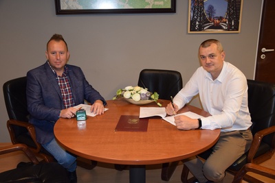 Podpisano umowę na modernizację drogi gminnej - ciągu pieszo-rowerowego ul. Korczaka w Ozimku