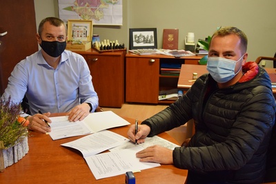 Bezpieczne przejścia dla pieszych w Ozimku: Umowa na budowę oświetlenia przejść dla pieszych i tablicy do pomiaru prędkości podpisana