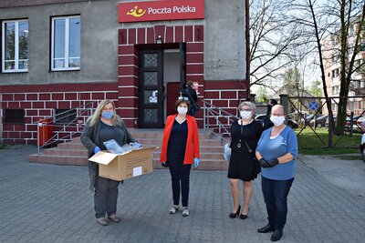 Senator przekazała przyłbice dla listonoszy z Ozimka