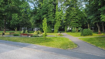 01 - Ozimek - park%%2C dawny cmentarz ewangelicki