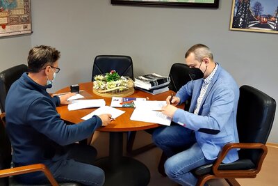 Podpisano umowę na utrzymanie zieleni na terenie miasta Ozimek w latach 2021 - 2022