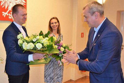 Ks. Mateusz Kozielski oraz Burmistrz Ozimka Mirosław Wieszołek