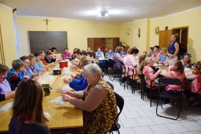 Dzień kobiet z darciem pierza i fejderbalem w Schodni