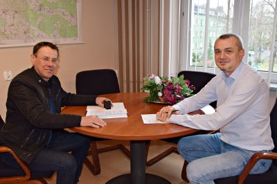 Podpisano umowę na utrzymanie zieleni na terenie miasta Ozimek w latach 2023 - 2024 