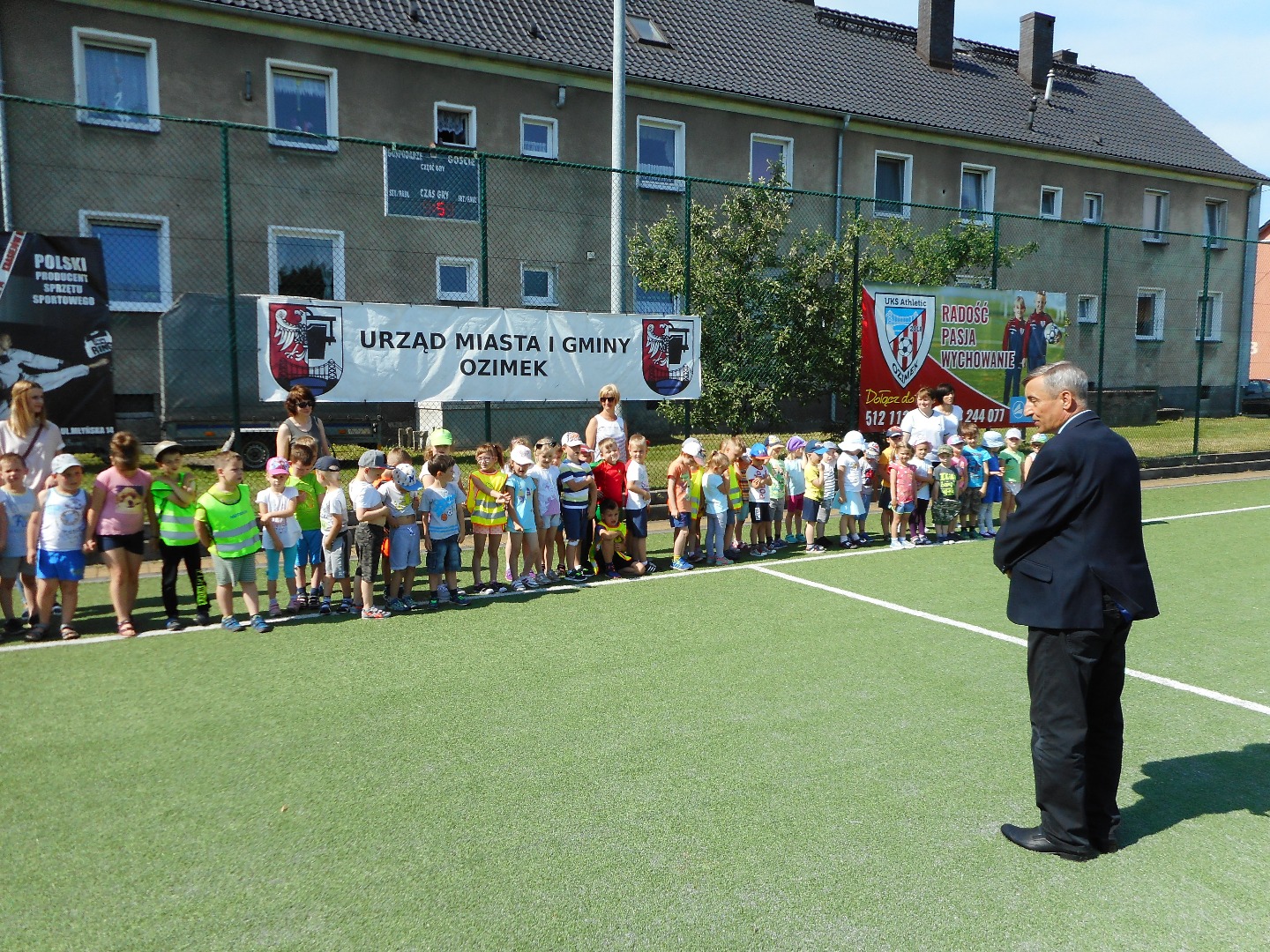 Burmistrz wita przedszkolaków na Orliku