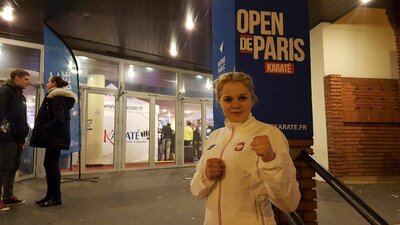 Natalia Szponder przed wejściem do budynku w kt&oacute;rym rozgrywane były zawody