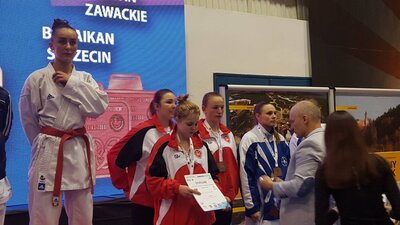 Brązowa drużyna kobiet z Nidana na trzecim stopniu podium