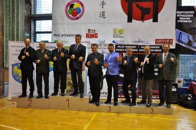 Honorowi goście podczas zdjęcia pamiątkowego z Burmistrzem Ozimka włącznie