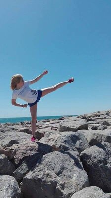 Yokogeri nad brzegiem morza