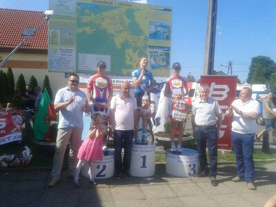 Pamiątkowe zdjęcie z najlepszymi kolarzami