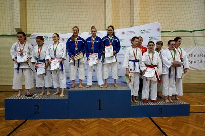 Podium w kategorii kata drużynowe