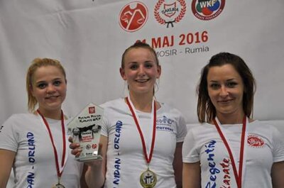 Złota druzyna kumite na podium