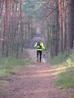 Organizator biegu Daniel Kokot na trasie biegu