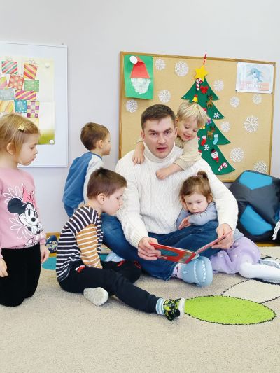 Głośne czytanie dla najmłodszych w Jedyneczce