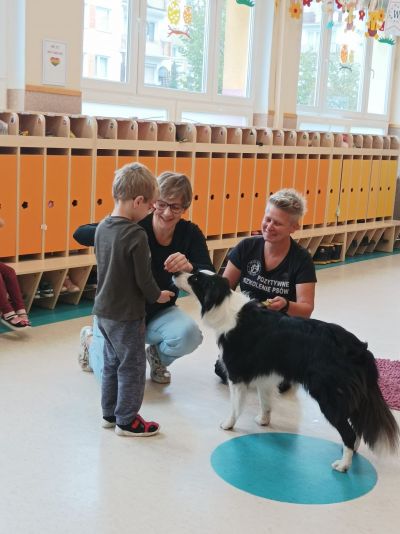 Edukacyjne spotkanie z pieskiem w Jedyneczce