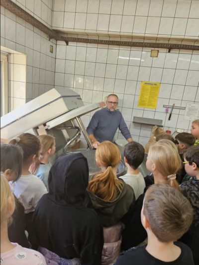 Wizyta uczniów w piekarni – spotkanie z rzemiosłem od kuchni