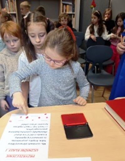 Pasowanie na Czytelnika – klasa 1 już oficjalnie w klubie książkowych odkrywców!