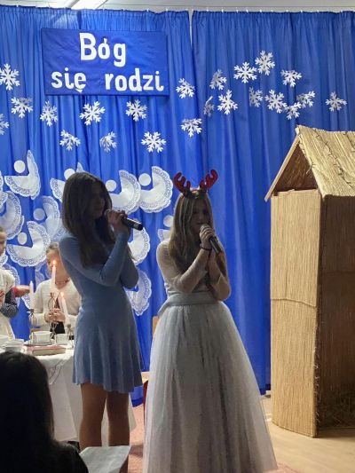 Jasełka i kiermasz świąteczny w Szkole Podstawowej w Antoniowie